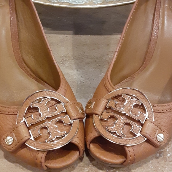 Tory Burch leather "Amanda" peep toe logo wedges - Picture 3 of 14